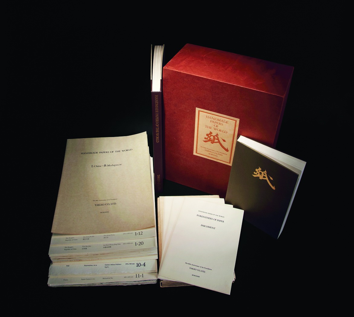 原盒《世界手工纸》两册（日文、英文版），纸样品三套全